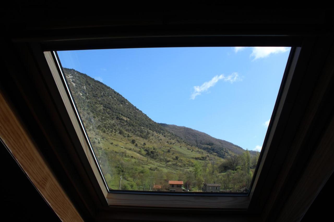 Maison de charme calme entourée de montagne Ussat Exterior foto